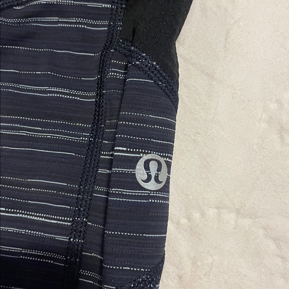 Women's Lululemon tights size 6 and perfect condition - Picture 2 of 5
